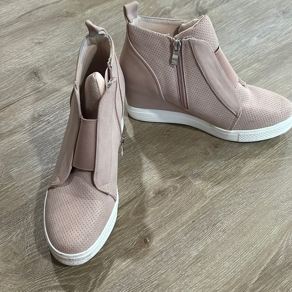 CCOCCI SIZE 9 ROSE SNEAKER HEEL